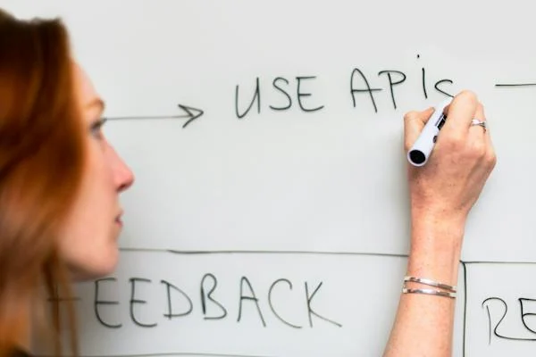 Développeuse en informatique qui explique un feedback sur une API.