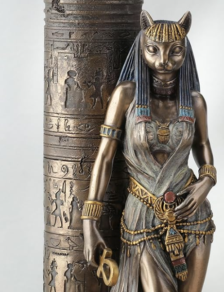 Bastet, la déesse chat de la mythologie égyptienne. Source : https://www.amazon.fr/%C3%A9gyptien-D%C3%A9esse-Bastet-appuy%C3%A9-pilier/dp/B0141GOVW6 